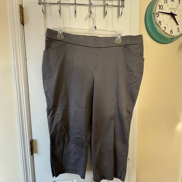 Lee styleup Stylish Gray capri - Picture 2 of 4